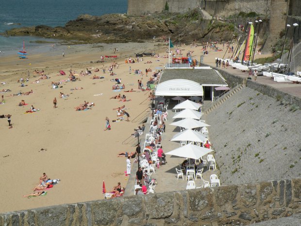 bar du Soleil le long de la plage